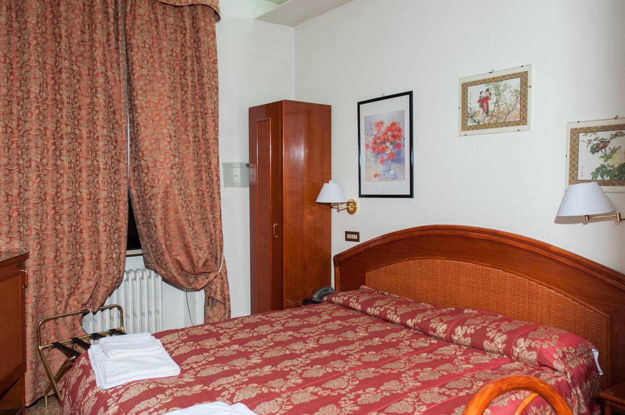 Vip Hotel Piacenza Exterior photo