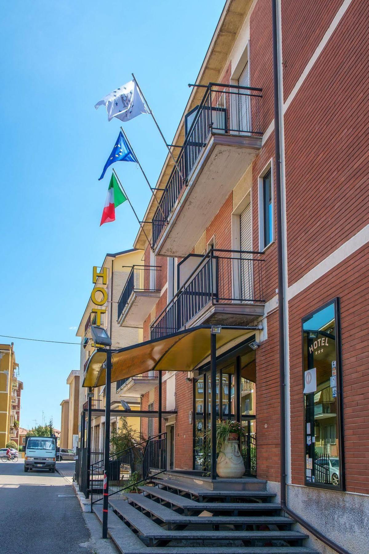 Vip Hotel Piacenza Exterior photo