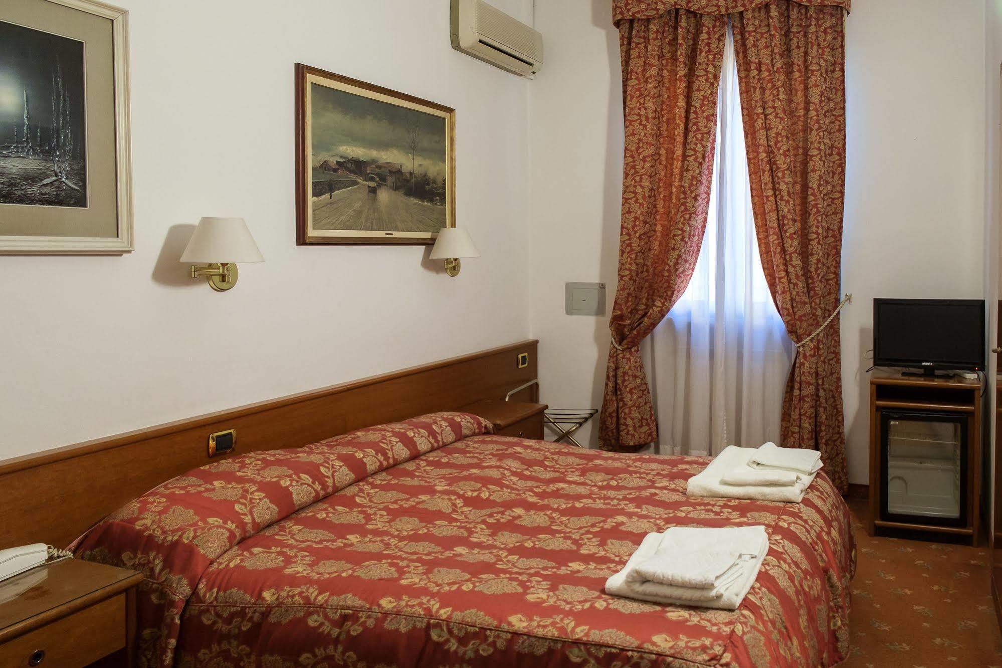 Vip Hotel Piacenza Exterior photo
